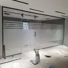 زجاج. الواجهات. باب زجاج شاور. طاولات قزاز. شاورات.