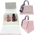 ياتي العطر في عبوة وراقية  مما يجعله هدية مثالية لنفسك او لا