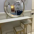 مدخل كبير وطاوله ضيافه كبيره والتصوير ضالمهم واستخدام بسيط