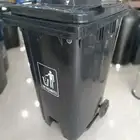طبليات وبراميل نفاية