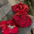 سكارف ميكاسا الاحمر مع باقة ورد طبيعي