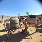 خمس خلاطات وهزات خرسانه للايجار اليومي