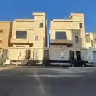 للبيع روف علوي مع ملحق تشطيب راقي 9غرف حي الطلح خلف الراقي