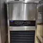 صانعة ثلج مكعبات ( آيس ميكر ) أحجام مختلفة..
