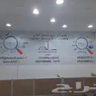 طباعة وتركيب جميع انواع الستكر اللاصق والستائر الاعلانية