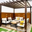 عشب طبيعي وظلات جلسات خارجية