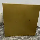 طاولة مربعة ذهبية