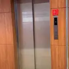 اثنين مصاعد استخدام نظيف