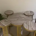 طاولة قهوة مع طاولات صغيره