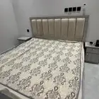 سرير شبه الجديد