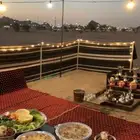 للرحلات البرية ثلاث عمال ضيافة بنغلاديش وخيمه عمودين