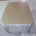 طاولة خشب بحالة ممتازة للبيع