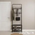 علاقة ملابس مع رف أحذية