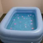 مسبح مستعمل شبه لجديد وسرير اطفال