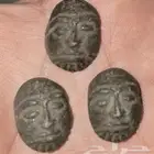 احجار منحوته شكل وجه