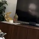 طاولة تلفزيون مع تخزين بني غامق اثاث فندقي استعمال حشمه