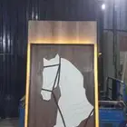 وحدات ديكور خشبيه معلقه علي الجدار مع إنارة مخفيه