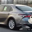 كامري LE موديل 2022 لون رمادي