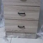 طاولة مع آدراج جديد