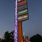 تنفيذ لوحات و لافتات عمودية Pylon Sign