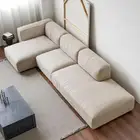 أريكة عائلية عصرية وستارة نافذة