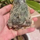 حجر زمرد طبيعي خام بفحص الجهاز حجر ضخم وزنه 691.9 جرام قريب