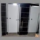 ابواب وقواطع الحمامات المقاومة للماء