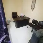 مكتب مع دولاب مع كرسي كبير و3 كرسي جلد نضيف جدن