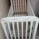 سرير اطفال للبيع بي 50 ريال فيه كسر بسيط من تحت غير مؤثر اطل