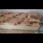 سرير نظيف مرتبه نظيفه وفرش كامل للسرير ومخده