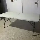 طاوله بيضاء