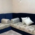 مجلس كنب بحالة جيدة للبيع مع ستائر