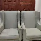 للبيع المستعجل اثنين كراسي واحد كرسي رجل طالعه من مكانها
