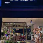 محل ورد للتقبيل محل ورد للبيع بجميع تجهيزاته موقع مميز ودخل