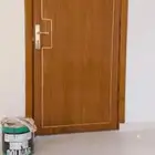 باب خشب مغنو الرا س باب  بس داخل
