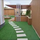 النجيل الصناعيه مع بديل الخشب والمظلات والنوافير والشلالات و