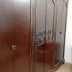 سفره 10 كراسي وعدد 2 فضيات وغرفة نوم بدون مرتبه مع مدخل