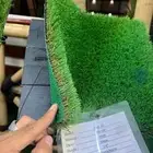 عشب صناعي وحصى ملون