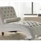 أريكة وستارة نافذة وطاولة وكرسي وما إلى ذلك