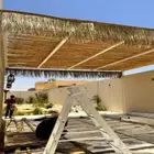 جلسات خيزران والاكواخ الريفيه الخشبيه ومظلات البامبو والقش