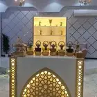 طاولة ضيافة مع طاقم كبير من القهوجية