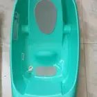 بانيو للاطفال ويوجد كرسي طعام