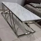 طاولة رخام كبيرة مع طاولتين وسط