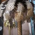 نخل صناعي معدن اصفر فيه اضائه وقاعده مستخدمه