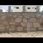 بكلين لقص ألاراضي وتكسيرالصخور.وبناءالحجر