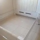 سرير كبير للبيع به مولتين مكسورين مجانا.
