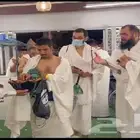 إستقبال حجاج بالأناشيد الإسلامية و موية زمزم و الورود