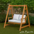 مراجيح خشب وكراسي وطاولات