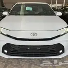 تويوتا كامري E 2025 ستاندر سعودي هايبرد ابيض واسود اقساط