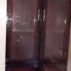 دولاب ملابس خشب.